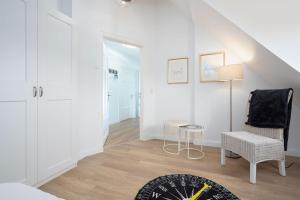 蒂门多弗施特兰德KUR18 Ferienwohnung Baltic Deck的白色的客房设有椅子和桌子