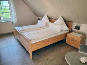特希尔Pension Lotsenhaus的一张床上的白色枕头