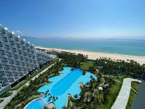 金兰市The Arena Cam Ranh Beach Front的享有酒店和海滩的空中景致