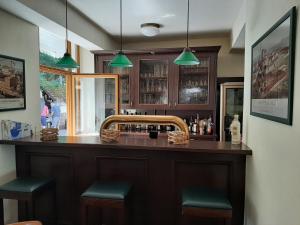 艾森贝格Waldhotel Pfarrmühle的一间酒吧,在房间内摆放着绿色凳子