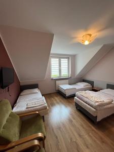 布斯克·兹德鲁伊Garden Villa的阁楼间 - 带2张床和1张沙发