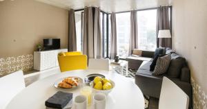 阿威罗Aveiro Urban Apartment by Visit-Aveiro的客厅配有带水果的桌子