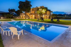 朱利亚诺瓦Casale Ferrantino的一个带椅子的游泳池和一个背景房子