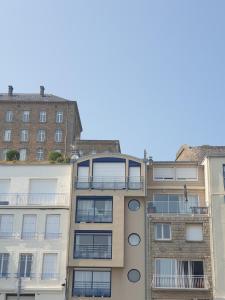 格朗维尔Le Guépratte的公寓大楼的一侧设有阳台。