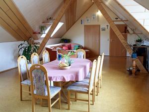GeisaFerienwohnung Seeleshof的用餐室配有粉红色的桌子和椅子