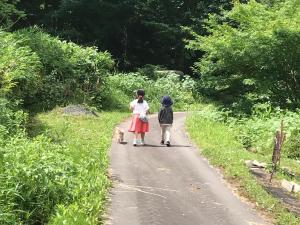 筑紫野市Yamabitoan - Vacation STAY 04295v的两个孩子和狗一起走在路上