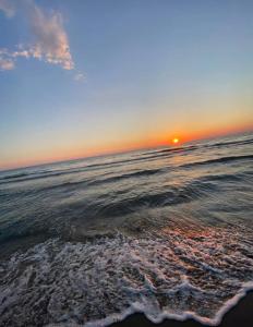 都拉斯Vila Hyseni的海滩上的日落与海洋
