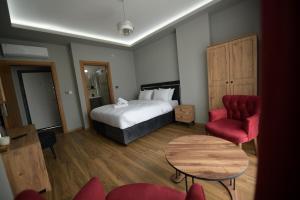 BostancıPOAL GROUP HOTELS的卧室配有1张床、1张桌子和1把椅子