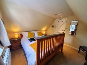 SarreCourt Cottage, 2 bed period house的一间卧室配有一张大床和镜子