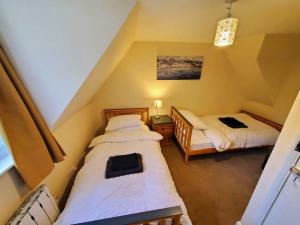 SarreCourt Cottage, 2 bed period house的阁楼间 - 带2张床和1张沙发