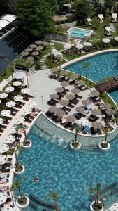 地拉那Select Hill Resort的享有带遮阳伞的游泳池的顶部景致