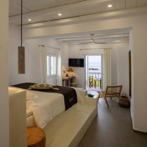 阿波罗尼亚Nefeli Sunset Studios的一间带大床的卧室和一个阳台