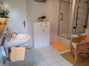 马林贝格Ferienwohnungen Stephan的带淋浴、盥洗盆和卫生间的浴室