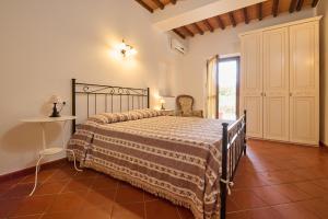 圣温琴佐Antichi Palmenti - Alloro的卧室配有床、椅子和窗户。