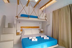 米科利维亚Coralli Beach Apartments的一间卧室配有一张蓝色床单