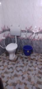 戈卡尔纳Coco Beach Gokarna的一间带卫生间和蓝色桶的浴室