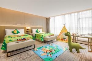 成都成都首座万豪酒店的中间设有儿童卧室,卧室内有玩具恐龙