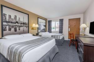 圭尔夫圭尔夫速8酒店的酒店客房配有两张床和一张书桌