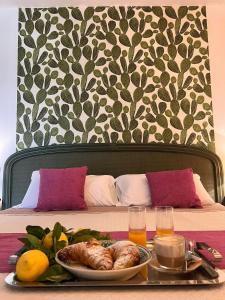 冯塔尼比安奇瓦莱马尔乡村度假酒店的床上装有一盘食物的托盘