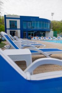 敖德萨奥特拉达黑海酒店的游泳池前一排躺椅