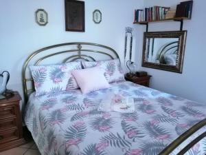 圣佩莱格里诺温泉Casa Marina的一间卧室,床上有床,上面有猫