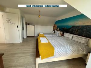 班克洛迪B&B and Cottage Rental "Mon Petit Cottage"的一间卧室配有一张黄色和白色床罩的床