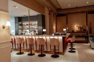 赫尔辛格马利恩尔斯特斯特兰德酒店的餐厅内的酒吧,配有椅子和吧台