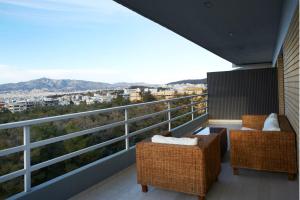 雅典Luxury Apartment with Exceptional View的市景阳台,配有两把椅子
