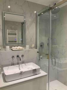 马赛L’élégance du prado的白色的浴室设有水槽和淋浴。
