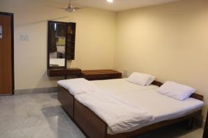 加尔各答Service Apartments, Park Street, Calcutta的一间卧室配有两张床和镜子