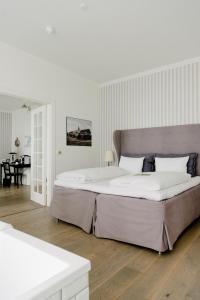 赫尔辛格马利恩尔斯特斯特兰德酒店的一间白色的大卧室,内配一张大床