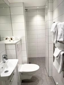 穆尔舍Mullsjö Hotell & Konferens的白色的浴室设有卫生间和水槽。