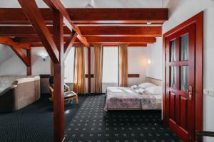 耶德库安特Villa Bachmann - Kuršių kiemas的一间酒店客房,配有一张床和一扇红色的门