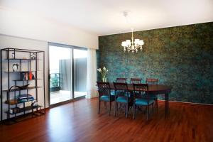 雅典Luxury Apartment with Exceptional View的一间带桌子和蓝色椅子的用餐室
