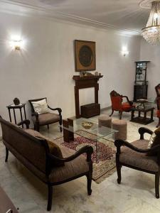 新德里PRESTIGE Greater Kailash Part 1的带沙发和咖啡桌的客厅