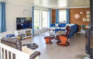 Treungen4 Bedroom Lovely Home In Treungen的客厅配有蓝色沙发和真皮座椅。