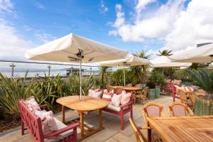 滨海绍森德罗斯林海滩酒店的一个带桌椅和遮阳伞的庭院