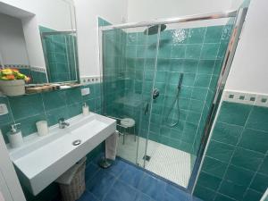 迪亚曼特切雷利斯酒店的一间带玻璃淋浴和水槽的浴室