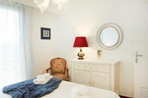 雅典Luxury Apartment with Exceptional View的一间卧室配有一张床、一把椅子和镜子