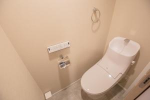 东京Your best choice for travel in Yoyogi EoY6的浴室位于隔间内,设有白色卫生间。