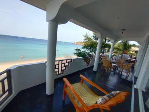 亭可马里Sellamah beach Hotel的带阳台的海景度假屋