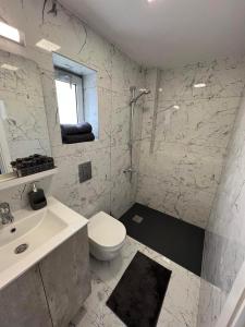 尼科西亚Amalia Residences的白色的浴室设有卫生间和水槽。