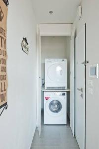 特拉维夫Sunny Luxury Apartments的洗衣房配有洗衣机和洗衣机