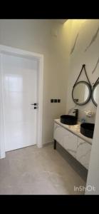 巴哈شاليهات أبيات الفندقية的白色的浴室设有水槽和镜子