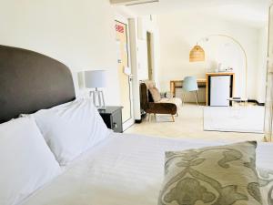 因佩里亚Villa Giada Resort的一间卧室设有一张床和一间客厅。
