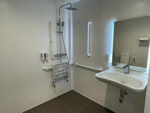卡斯特尔德费尔斯Hotel C31的白色的浴室设有水槽和镜子