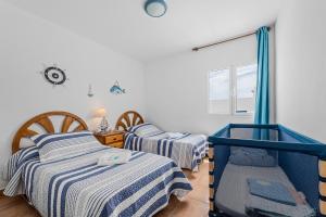 Caleta de CaballoHome2Book Charming Apt Caleta de Caballo Beach的一间卧室设有两张床和窗户。