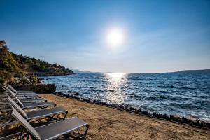 博德鲁姆İsolina Bodrum的海滩上一排躺椅