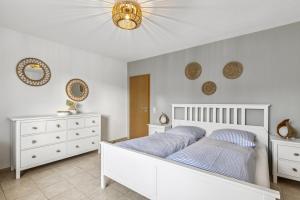 蒂门多弗施特兰德Strand Quartier的卧室配有白色的床和白色梳妆台