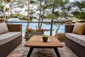 韦伯斯卡Labranda Senses Resort的天井配有两张沙发和一张木桌。